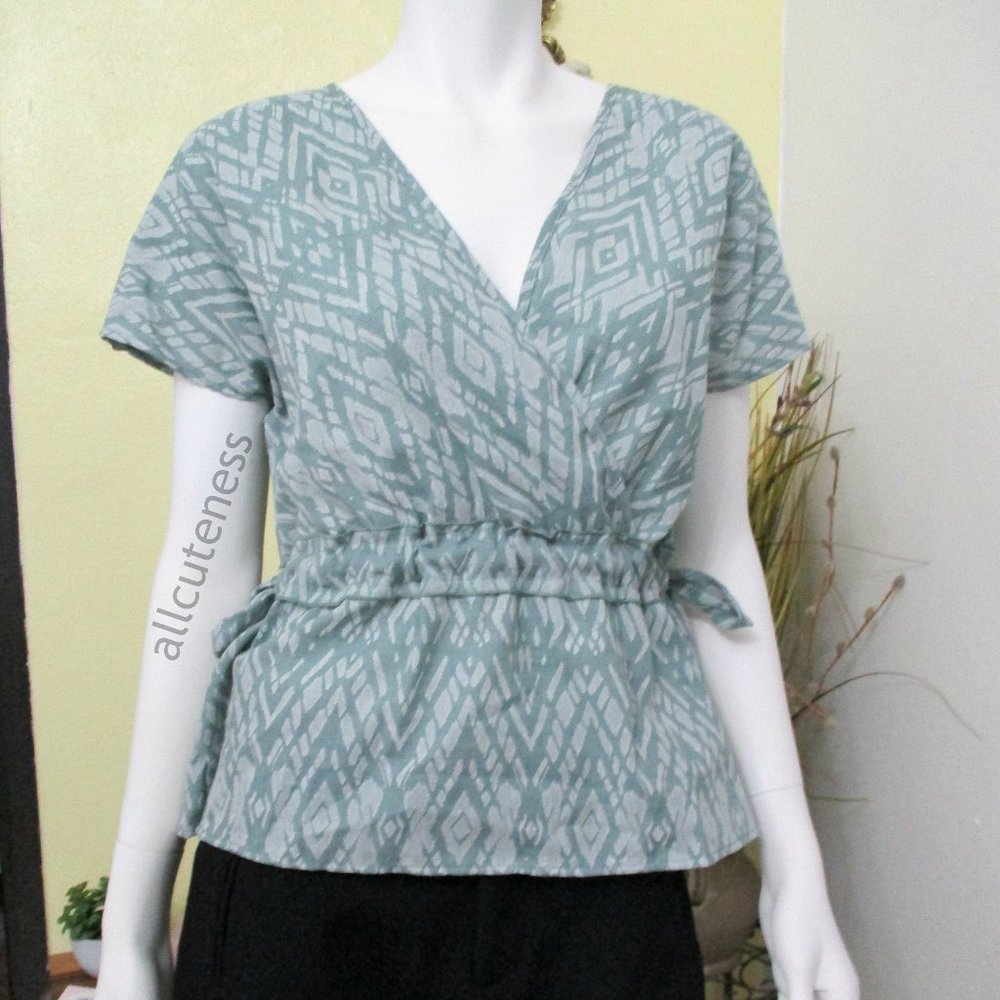 Lazy Sundays Short Sleeve Surplice Top Size M
